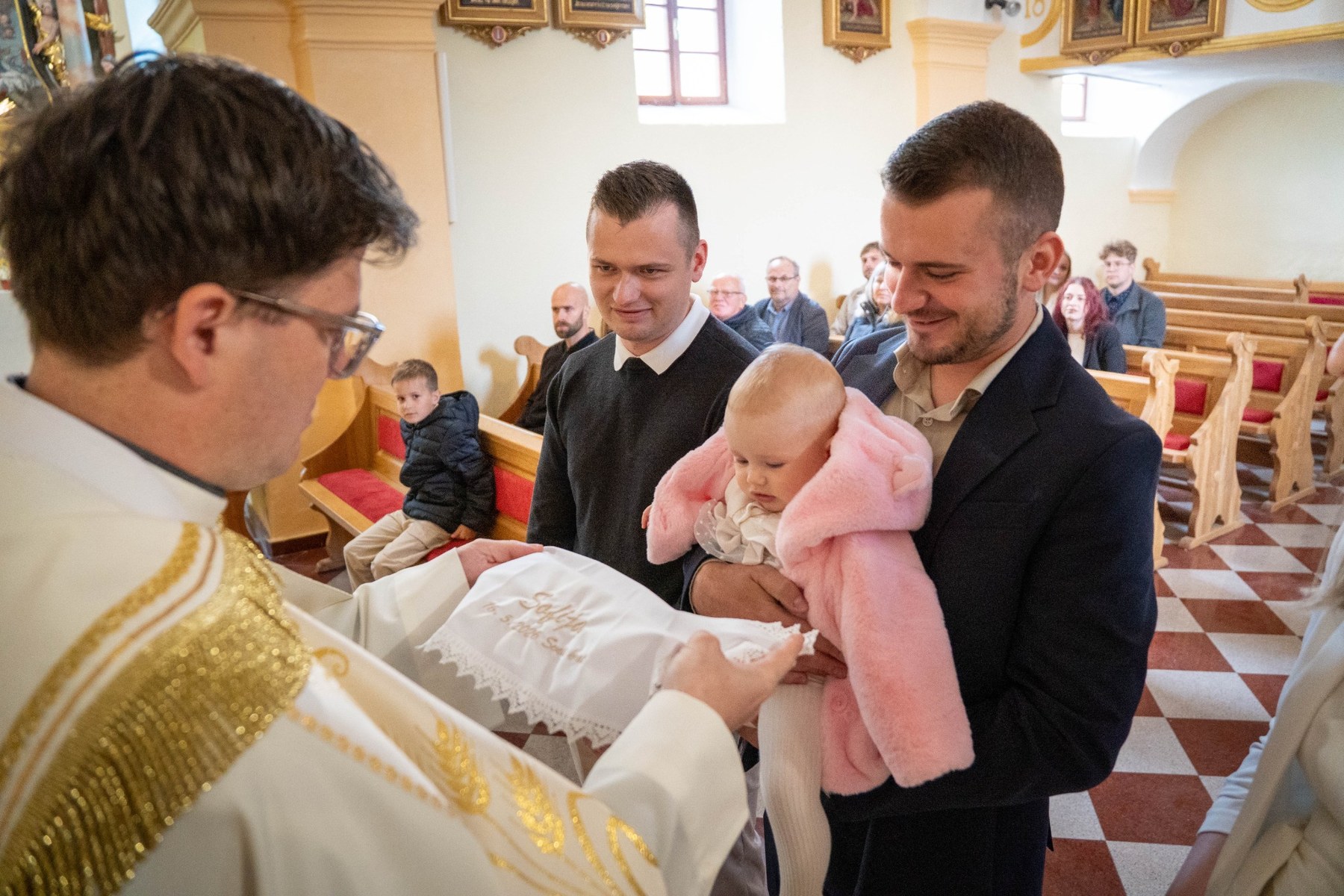 Krst v cerkvi z družino in dojenčkom