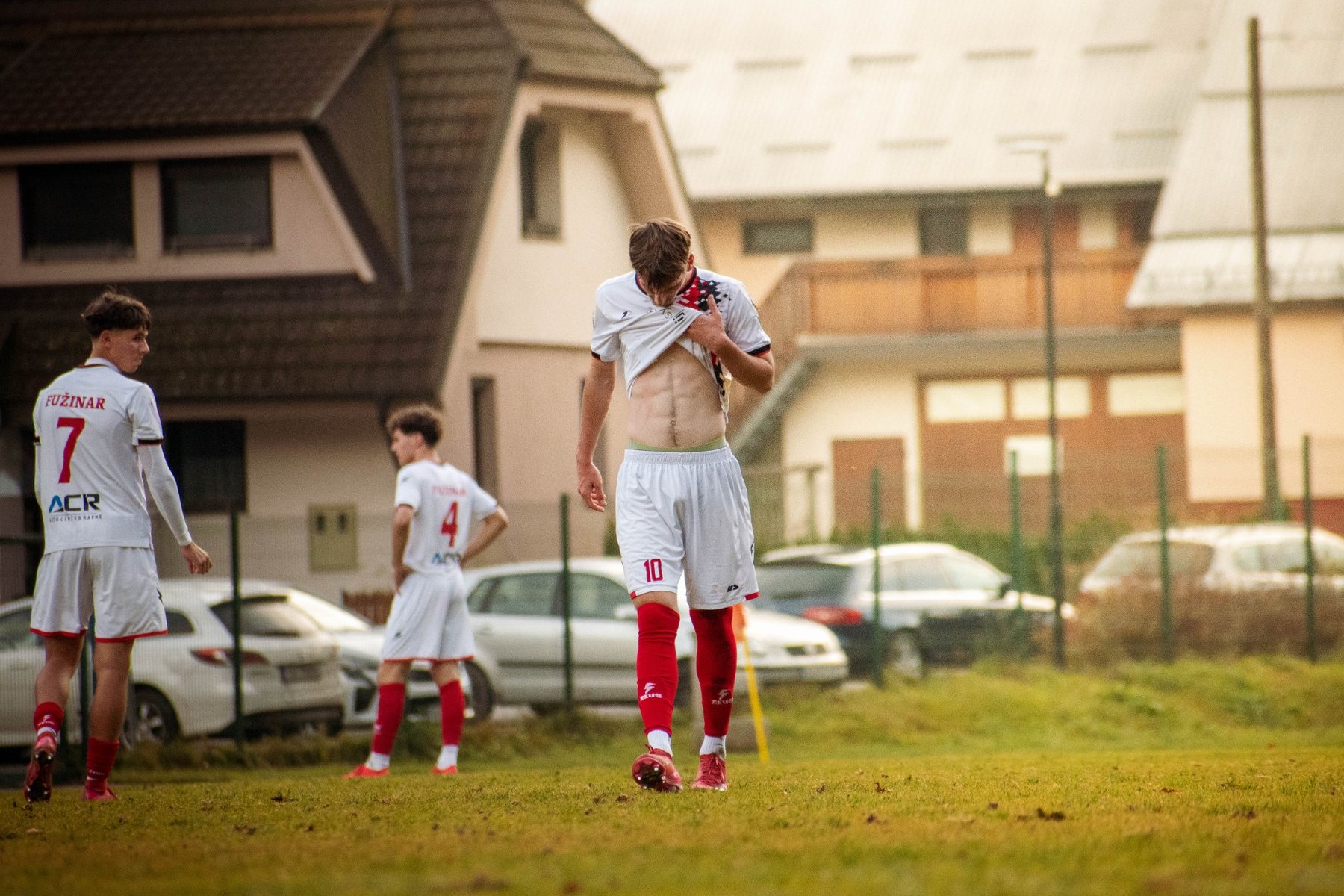 Nogometaši na igrišču med tekmo